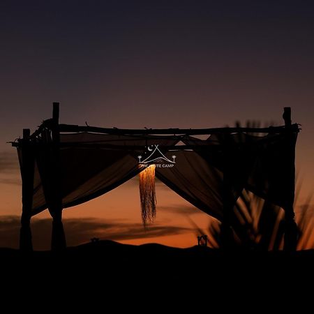 The White Camp - Your Merzouga Luxury Desert Camp & Erg Chebbi Dunes Camel Riding Екстер'єр фото