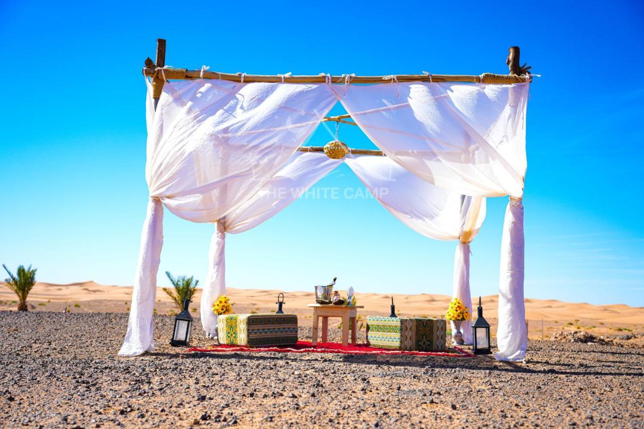 The White Camp - Your Merzouga Luxury Desert Camp & Erg Chebbi Dunes Camel Riding Екстер'єр фото