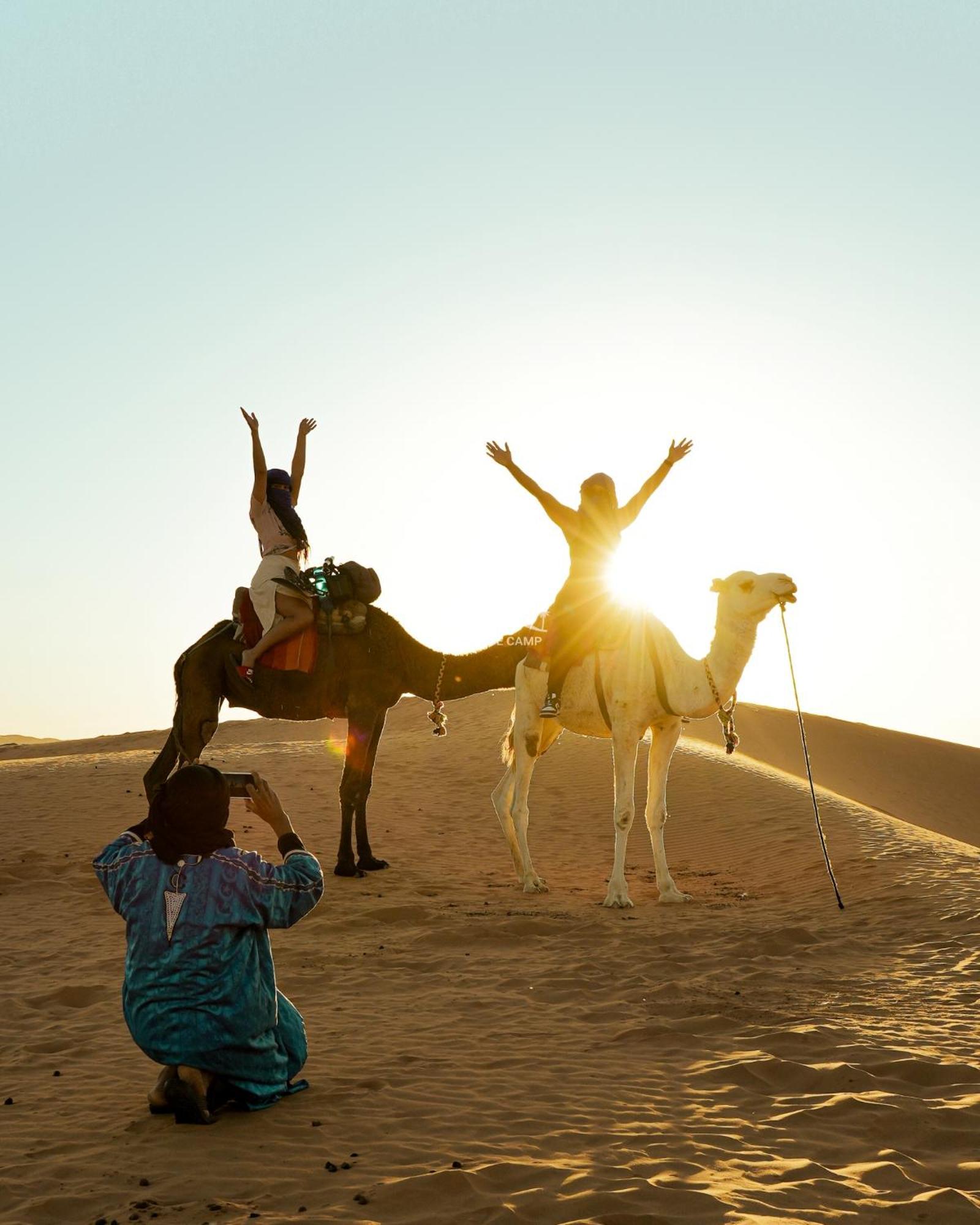 The White Camp - Your Merzouga Luxury Desert Camp & Erg Chebbi Dunes Camel Riding Екстер'єр фото