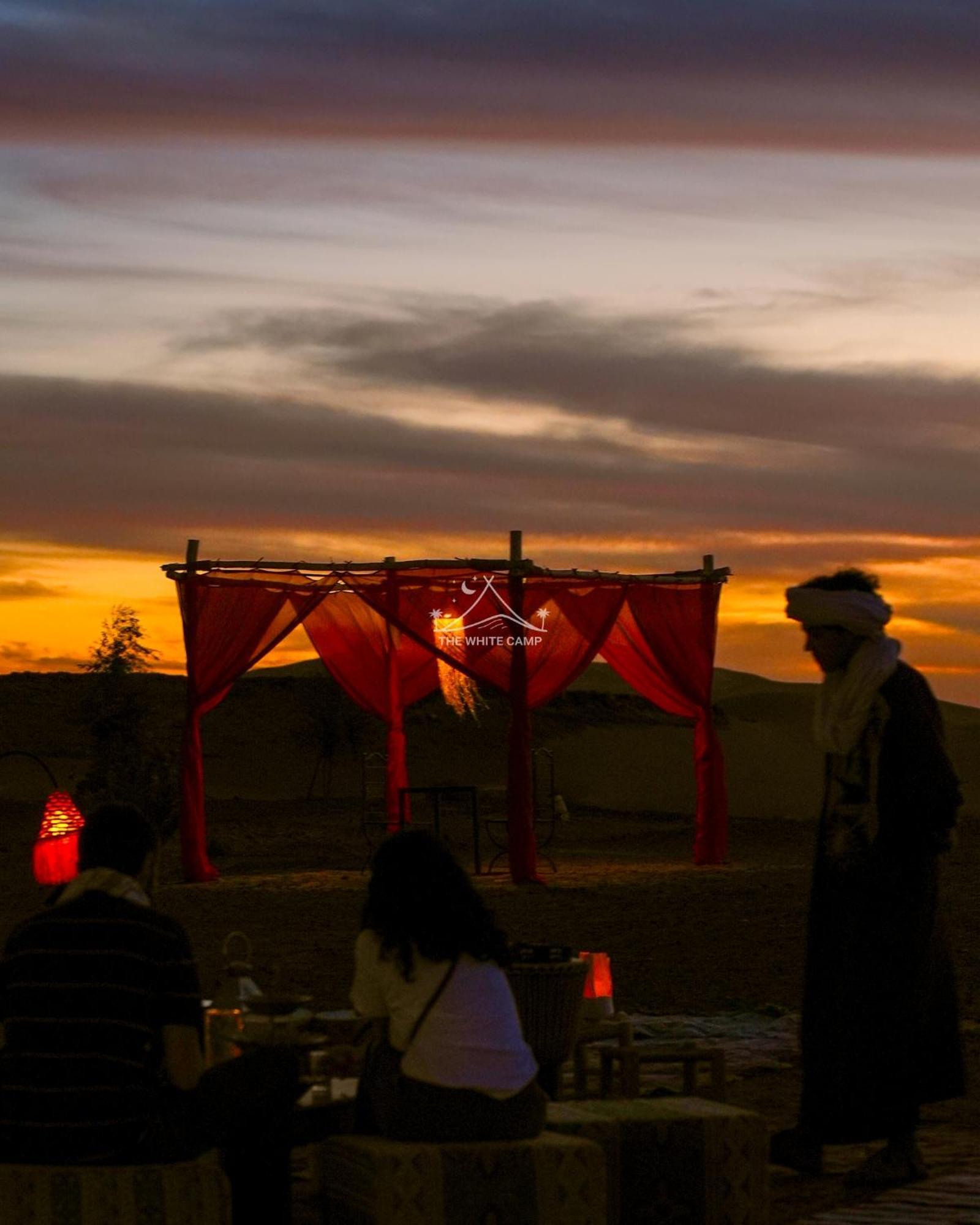 The White Camp - Your Merzouga Luxury Desert Camp & Erg Chebbi Dunes Camel Riding Екстер'єр фото