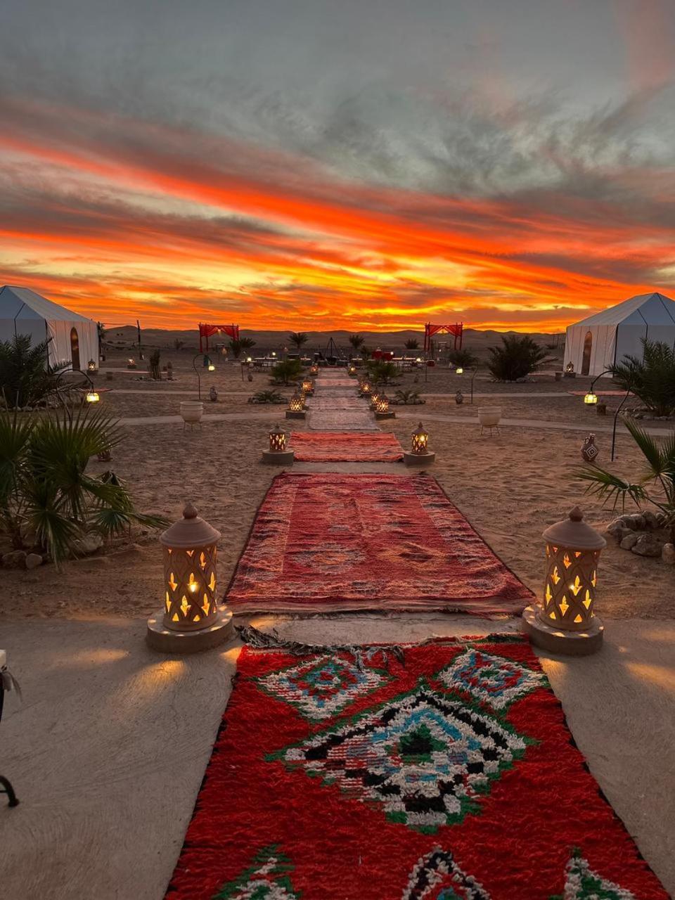The White Camp - Your Merzouga Luxury Desert Camp & Erg Chebbi Dunes Camel Riding Екстер'єр фото